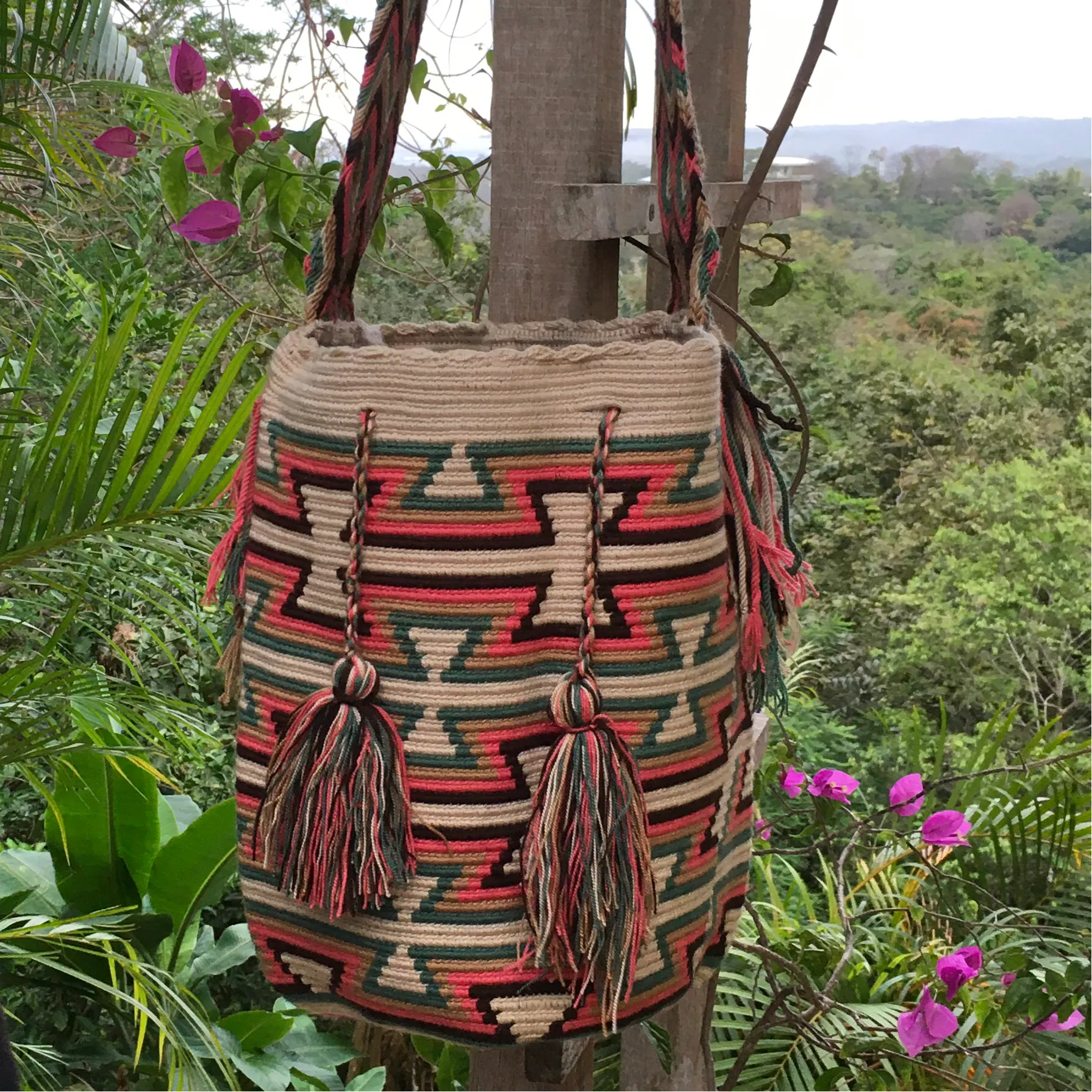 Geometric Pink, Turquoise and Beige Design Mochila