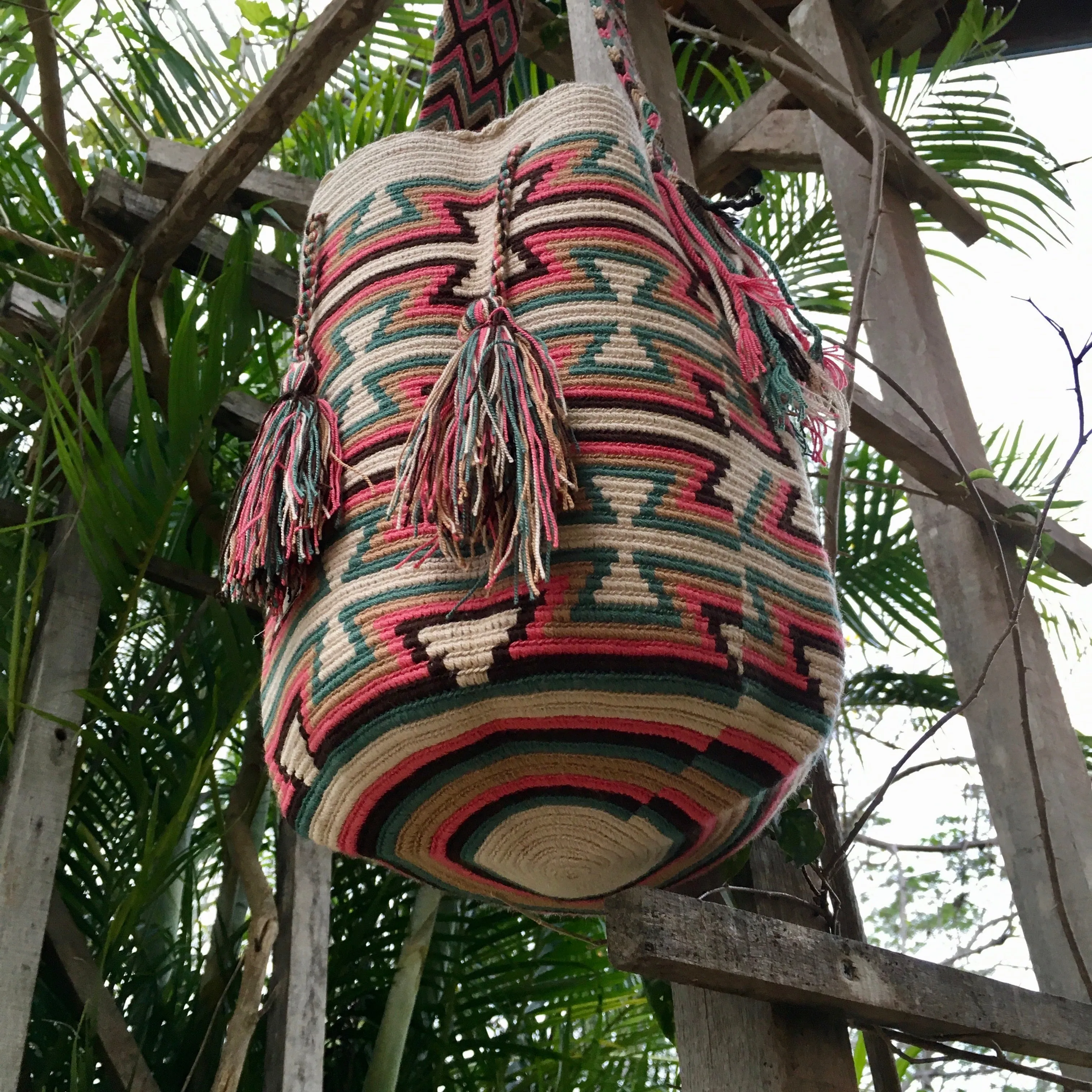 Geometric Pink, Turquoise and Beige Design Mochila